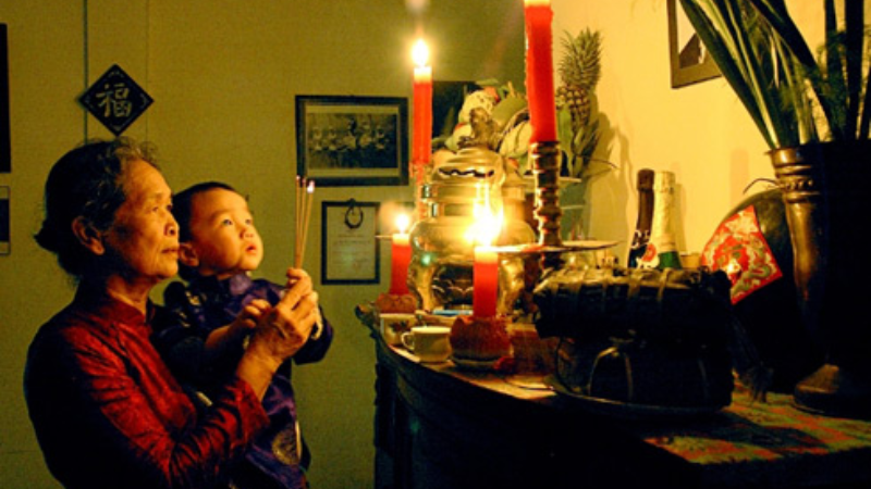 Cách thắp hương cầu an đúng chuẩn: Quy trình và các bài văn khấn