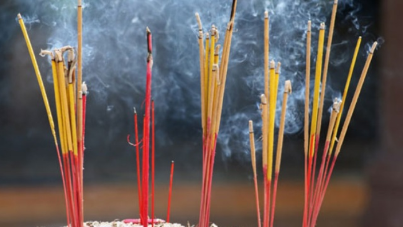 Thắp hương cầu an là gì? Ý nghĩa sâu xa trong văn hóa Việt